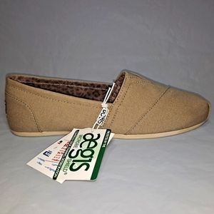 "NWT" BOBS by Skechers Slip-on Shoes/Flat Women's 8W Taupe/Tan Memory Foam Arch